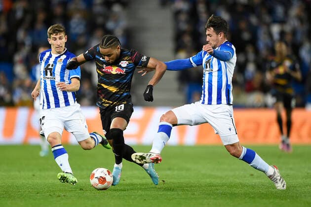 ESP: Real Sociedad - RB Leipzig. UEFA Europa League Christopher Nkunku of RB Leipzig and Ahien Munoz of Real Sociedad during the UEFA Europa League match, round of 32 between Real Sociedad v RB Leipzig played at Reale Arena Stadium on February 24, 2022 in San Sebastian, Spain. (Cesar Ortiz PRESSINPHOTO) kpng Copyright: xCesarxOrtizx xPRESSINPHOTOx PS_220224_018