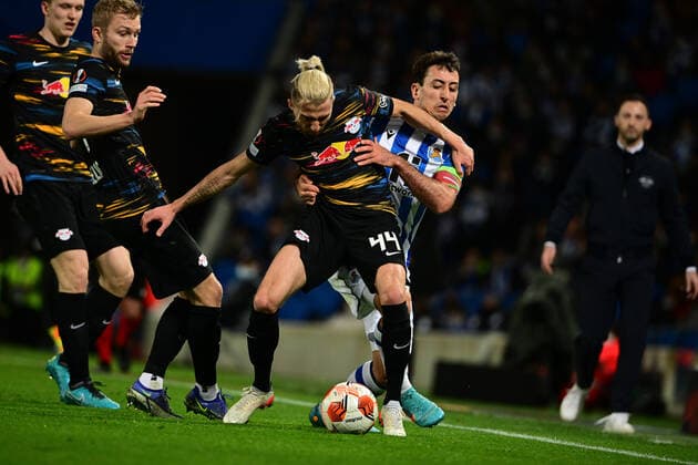Kevin Kampl 44 Leipzig in duel, action, with Mikel Oyarzabal 10 San Sebastian , Real Sociedad vs RB Leipzig, Europa League, PLayoff second leg, 24 02 2022 Copyright: xkolbert-press MarcxNiemeyerx