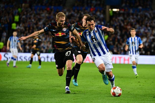 Konrad Laimer 27 Leipzig one-on-one, action, with Mikel Oyarzabal 10 San Sebastian , Real Sociedad vs RB Leipzig, Europa League, PLayoff second leg, 24 02 2022 Copyright: xkolbert-press MarcxNiemeyerx