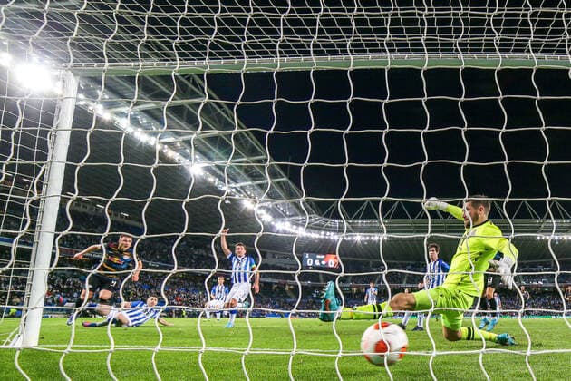 Willi Orban RB Leipzig, 04 shoots the goal to 0 1, ESP, Real Sociedad vs RB Leipzig, UEFA Europa League Play Offs, season 2021 2022, 24 02 2022, DFB DFL regulations prohibit any use of photographs as image sequences and or quasi video , ESP, Real Sociedad vs RB Leipzig, UEFA Europa League Play Offs, season 2021 2022, 24 02 2022 San Sebastian Copyright: xEibner-Pressefoto GabrielxBoiax EP_EEP