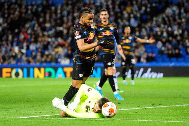 ESP: Real Sociedad - RB Leipzig. UEFA Europa League Christopher Nkunku of RB Leipzig and Alejandro Remiro of Real Sociedad during the UEFA Europa League match, round of 32 between Real Sociedad v RB Leipzig played at Reale Arena Stadium on February 24, 2022 in San Sebastian, Spain. (Cesar Ortiz PRESSINPHOTO) kpng Copyright: xCesarxOrtizx xPRESSINPHOTOx PS_220224_029