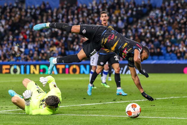 Christopher Nkunku RB Leipzig, 18 one-on-one with goalkeeper Mathew Ryan Real Sociedad, 13 , ESP, Real Sociedad vs RB Leipzig, UEFA Europa League Play Offs, Spielzeit 2021 2022, 24 02 2022, DFB DFL regulations prohibit any use of photographs as image sequences and or quasi video , ESP, Real Sociedad vs RB Leipzig, UEFA Europa League Play Offs, Spielzeit 2021 2022, 24 02 2022 San Sebastian Copyright: xEibner-Pressefoto GabrielxBoiax EP_EEP