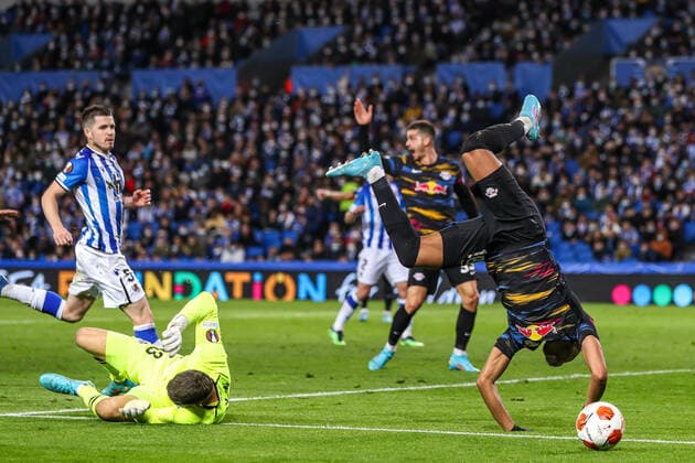 Christopher Nkunku RB Leipzig, 18 one-on-one with goalkeeper Mathew Ryan Real Sociedad, 13 , ESP, Real Sociedad vs RB Leipzig, UEFA Europa League Play Offs, Spielzeit 2021 2022, 24 02 2022, DFB DFL regulations prohibit any use of photographs as image sequences and or quasi video , ESP, Real Sociedad vs RB Leipzig, UEFA Europa League Play Offs, Spielzeit 2021 2022, 24 02 2022 San Sebastian Copyright: xEibner-Pressefoto GabrielxBoiax EP_EEP