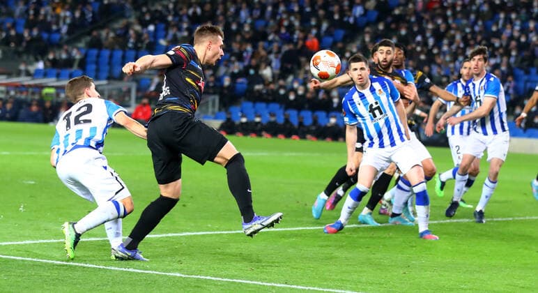 San Sebastian RB Leipzig 24 02 2022 Donostia San Sebastian, 24 02 2022, Estadio Anoeta, Football, UEFA Europa League, Play Off Rückspiel , Real Sociedad San Sebastian ESP vs RB Leipzig GER , Pictured v l Aihen Munoz 12, San Sebastian , Willi Orban 4, RB Leipzig Orban claims handball , UEFA regulations prohibit any use of photographs as image sequences and or quasi video , Picture Point