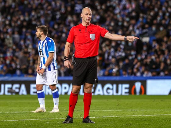 Anthony Taylor referee , ESP, Real Sociedad vs RB Leipzig, UEFA Europa League Play Offs, season 2021 2022, 24 02 2022, DFB DFL regulations prohibit any use of photographs as image sequences and or quasi video , ESP, Real Sociedad vs RB Leipzig, UEFA Europa League Play Offs, season 2021 2022, 24 02 2022 San Sebastian Copyright: xEibner-Pressefoto GabrielxBoiax EP_EEP