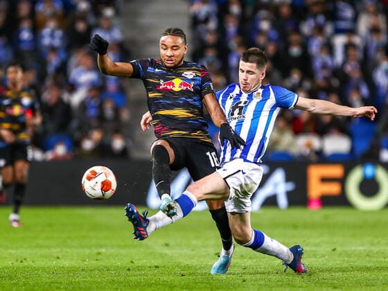 Christopher Nkunku RB Leipzig, 18 one-on-one with Mikel Oyarzabal Ugarte Real Sociedad, 10 , ESP, Real Sociedad vs RB Leipzig, UEFA Europa League Play Offs, Spielzeit 2021 2022, 24 02 2022, DFB DFL regulations prohibit any use of photographs as image sequences and or quasi video , ESP, Real Sociedad vs RB Leipzig, UEFA Europa League Play Offs, Spielzeit 2021 2022, 24 02 2022 San Sebastian Copyright: xEibner-Pressefoto GabrielxBoiax EP_EEP