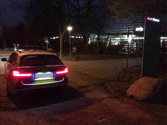 A police car in front of the hall, Spielstaette, Audi Dome War in Ukraine Game against ZSKA postponed at short notice The EuroLeague has canceled at short notice the game of FC Bayern against ZSKA Moscow scheduled for tonight (Thursday) and rescheduled to a later date With this, the EuroLeague made a decision also in the sense of FC Bayern Marko Pesic, Managing Director of Bayern Basketball, and club president Herbert Hainer had made a request to postpone the game this Thursday under the current impression of the blatant breach of international law by Russia FC Bayern welcomes the right decision of the EuroLeague, says Herbert Hainer FC Bayern condemns the Russian attack on Ukraine I would like to thank EuroLeague CEO Jordi Bertomeu very much for an intensive and constructive exchange on this very sad day Basketball EuroLeague FC Bayern Munich ZSKA Moscow Audi Dome 24 02 2022 PHOTO Mladen Lackovic LakoPress