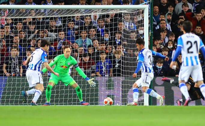 San Sebastian RB Leipzig 24 02 2022 Donostia San Sebastian, 24 02 2022, Estadio Anoeta, Football, UEFA Europa League, Play Off Rückspiel , Real Sociedad San Sebastian ESP vs RB Leipzig GER , In picture Goal for San Sebastian Martin Zubimendi 3, San Sebastian scores to connect 1 2 , UEFA regulations prohibit any use of photographs as image sequences and or quasi video , Picture Point