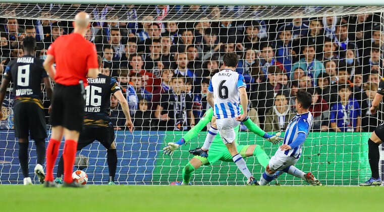 San Sebastian RB Leipzig 24 02 2022 Donostia San Sebastian, 24 02 2022, Estadio Anoeta, Football, UEFA Europa League, Play Off Rückspiel , Real Sociedad San Sebastian ESP vs RB Leipzig GER , In picture Goal for San Sebastian Martin Zubimendi 3, San Sebastian scores to connect 1 2 , UEFA regulations prohibit any use of photographs as image sequences and or quasi video , Picture Point