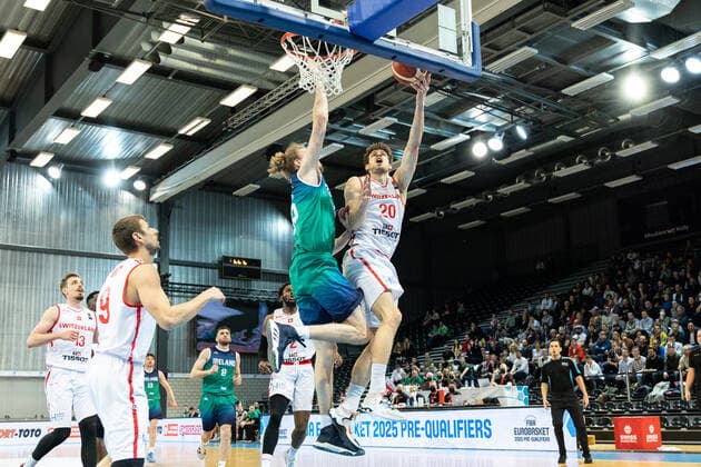 24 02 2022, Fribourg, Hall St Leonard, FIBA Men x92 s EuroBasket 2025 Pre Qualification Switzerland Ireland, 20 Arnaud Cotture Switzerland monte au panier face Ã 15 James Gormley Ireland Fribourg Hall St Leonard Fribourg Switzerland  Copyright: xJustPictures.ch SirianexDavetx