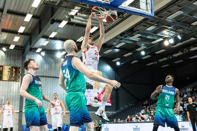 24 02 2022, Fribourg, Hall St Leonard, FIBA Men x92 s EuroBasket 2025 Pre Qualification Switzerland Ireland, 20 Arnaud Cotture Switzerland rÃ alise un dunk Fribourg Hall St Leonard Fribourg Switzerland  Copyright: xJustPictures.ch SirianexDavetx