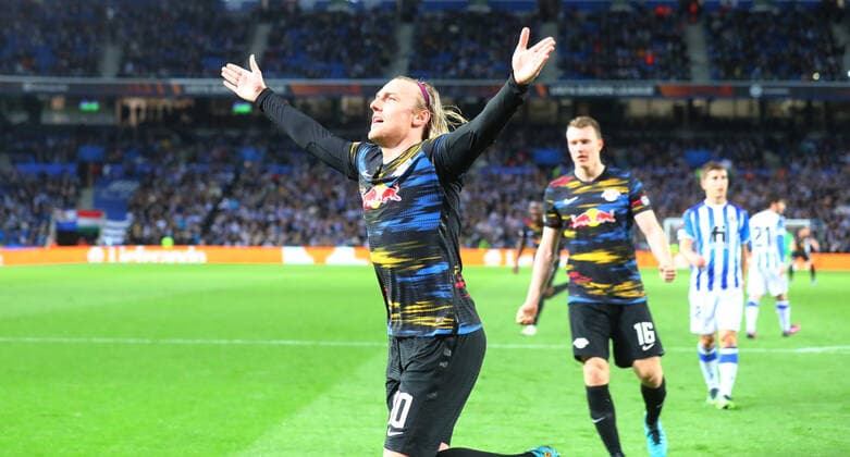 San Sebastian RB Leipzig 24 02 2022 Donostia San Sebastian, 24 02 2022, Estadio Anoeta, Football, UEFA Europa League, Play Off Rückspiel , Real Sociedad San Sebastian ESP vs RB Leipzig GER , In picture Goal for RB Leipzig Emil Forsberg 10, RB Leipzig scores 1 3 on handball and cheers , UEFA regulations prohibit any use of photographs as image sequences and or quasi video , Picture Point