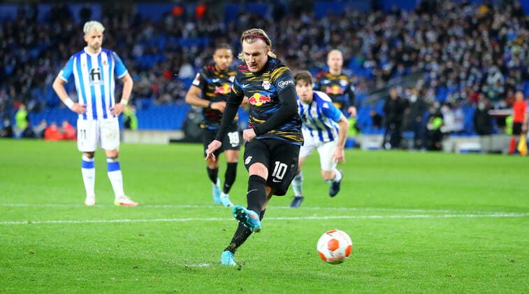 San Sebastian RB Leipzig 24 02 2022 Donostia San Sebastian, 24 02 2022, Estadio Anoeta, Football, UEFA Europa League, Play Off Rückspiel , Real Sociedad San Sebastian ESP vs RB Leipzig GER , In picture Goal for RB Leipzig Emil Forsberg 10, RB Leipzig scores 1 3 on handball and cheers , UEFA regulations prohibit any use of photographs as image sequences and or quasi video , Picture Point