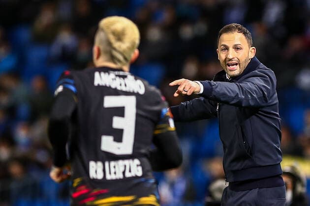 Domenico Tedesco RB Leipzig, head coach gestures, gestures, dissatisfied, disappointed disappointed, ESP, Real Sociedad vs RB Leipzig, UEFA Europa League Play Offs, season 2021 2022, 24 02 2022, DFB DFL regulations prohibit any use of photographs as image sequences and or quasi video , ESP, Real Sociedad vs RB Leipzig, UEFA Europa League Play Offs, season 2021 2022, 24 02 2022 San Sebastian Copyright: xEibner-Pressefoto GabrielxBoiax EP_EEP