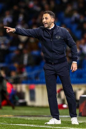 Domenico Tedesco RB Leipzig, head coach gestures, gestures, dissatisfied, disappointed disappointed, ESP, Real Sociedad vs RB Leipzig, UEFA Europa League Play Offs, season 2021 2022, 24 02 2022, DFB DFL regulations prohibit any use of photographs as image sequences and or quasi video , ESP, Real Sociedad vs RB Leipzig, UEFA Europa League Play Offs, season 2021 2022, 24 02 2022 San Sebastian Copyright: xEibner-Pressefoto GabrielxBoiax EP_EEP