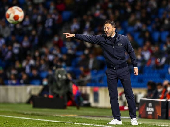Domenico Tedesco RB Leipzig, head coach gestures, gestures, dissatisfied, disappointed disappointed, ESP, Real Sociedad vs RB Leipzig, UEFA Europa League Play Offs, season 2021 2022, 24 02 2022, DFB DFL regulations prohibit any use of photographs as image sequences and or quasi video , ESP, Real Sociedad vs RB Leipzig, UEFA Europa League Play Offs, season 2021 2022, 24 02 2022 San Sebastian Copyright: xEibner-Pressefoto GabrielxBoiax EP_EEP