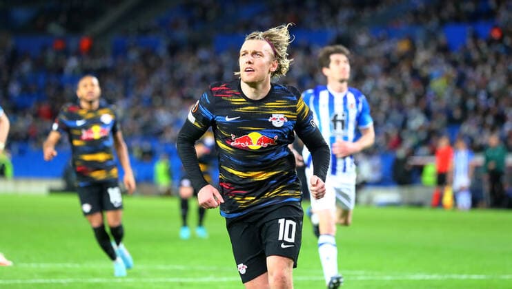 San Sebastian RB Leipzig 24 02 2022 Donostia San Sebastian, 24 02 2022, Estadio Anoeta, Football, UEFA Europa League, Play Off Rückspiel , Real Sociedad San Sebastian ESP vs RB Leipzig GER , In picture Goal for RB Leipzig Emil Forsberg 10, RB Leipzig scores 1 3 on handball and cheers , UEFA regulations prohibit any use of photographs as image sequences and or quasi video , Picture Point