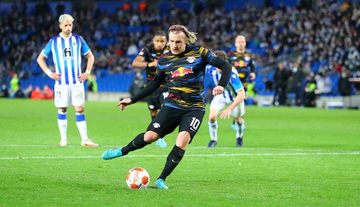 San Sebastian RB Leipzig 24 02 2022 Donostia San Sebastian, 24 02 2022, Estadio Anoeta, Football, UEFA Europa League, Play Off Rückspiel , Real Sociedad San Sebastian ESP vs RB Leipzig GER , In picture Goal for RB Leipzig Emil Forsberg 10, RB Leipzig scores 1 3 on handball and cheers , UEFA regulations prohibit any use of photographs as image sequences and or quasi video , Picture Point