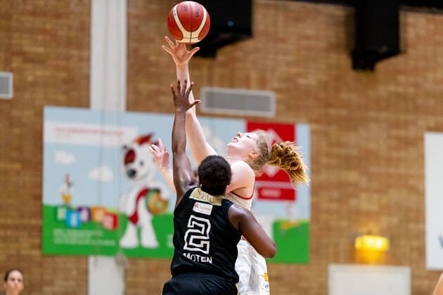 Basketball DBBL 18 Matchday GiroLive Panthers Osnabrück TK Hannover on 23 02 2022 in the OSC Hall in Osnabrück Frieda Bühner Buehner Panthers Osnabrueck during a basket against Kelly Moten Hannover PD