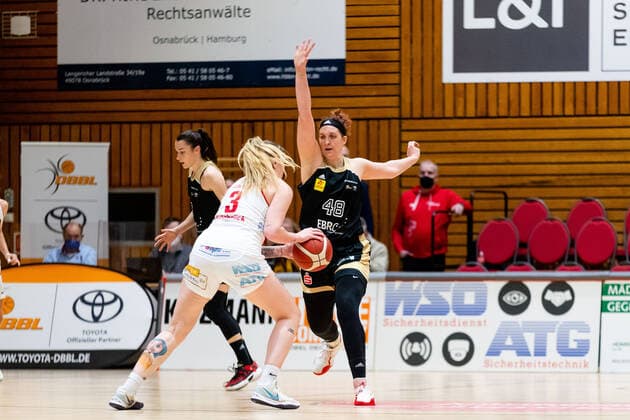 Basketball DBBL 18 Matchday GiroLive Panthers Osnabrück TK Hannover on 23 02 2022 in the OSC Hall in Osnabrück Anne Zipser Hannover in defense against Samantha Führing Fuehring Panthers Osnabrueck PD