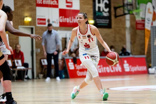 Basketball DBBL 18 Matchday GiroLive Panthers Osnabrück TK Hannover on 23 02 2022 in the OSC Hall in Osnabrück Eva Rupnik Panthers Osnabrueck on the ball PD