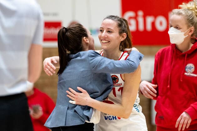 Basketball DBBL 18 match day GiroLive Panthers Osnabrück TK Hannover on 23 02 2022 in the OSC Hall in Osnabrück coach Sidney Parsons Hannover hugs Eva Rupnik Panthers Osnabrueck after the game PD