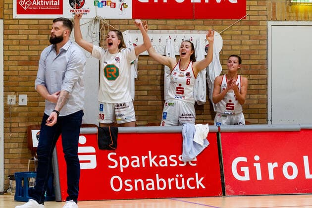 Basketball DBBL 18 match day GiroLive Panthers Osnabrück TK Hannover on 23 02 2022 in the OSC Hall in Osnabrück Coach Sasa Cuic Panthers Osnabrueck , Merit Brennecke Panthers Osnabrueck , Viktoria Poros Panthers Osnabrueck and Jenny Meike Strozyk Panthers Osnabrueck cheer on the sidelines PD