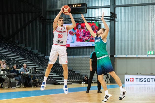 24 02 2022, Fribourg, Hall St Leonard, FIBA Men x92 s EuroBasket 2025 Pre Qualification Switzerland Ireland, 99 Natan Jurkovitz Switzerland shoot devant 7 Sean Flood Ireland Fribourg Hall St Leonard Fribourg Switzerland  Copyright: xJustPictures.ch SirianexDavetx