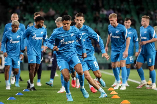 SEVILLE, SPAIN â€“ FEBRUARY 24, 2022: Zenit St Petersburg players warm up before the second leg of their UEFA Europa League playoff fooball match against Betis at Benito Villamarin Stadium. Alexander Demianchuk TASS  TS12549C