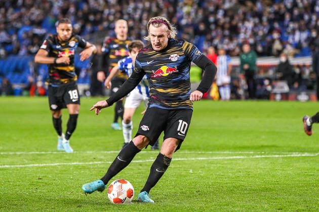 Emil Forsberg RB Leipzig, 10 shoots by foul penalty penalty the goal to 1 3 against goalkeeper Mathew Ryan Real Sociedad, 13 , ESP, Real Sociedad vs RB Leipzig, UEFA Europa League Play Offs, season 2021 2022, 24 02 2022, DFB DFL regulations prohibit any use of photographs as image sequences and or quasi video , ESP, Real Sociedad vs RB Leipzig, UEFA Europa League Play Offs, season 2021 2022, 24 02 2022 San Sebastian Copyright: xEibner-Pressefoto GabrielxBoiax EP_EEP