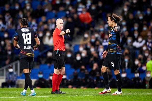 February 24, 2022, SAN SEBASTIAN, GUIPUZCOA, SPAIN: Anthony Taylor, the referee in action during the UEFA Europa League Knockout Round Play-Offs Leg One match between, Real Sociedad and RB Leipzig at Reale Arena on 24 of February, 2022 in San Sebastian, Spain. SAN SEBASTIAN SPAIN - ZUMAa181 20220224_zaa_a181_042 Copyright: xRicardoxLarreinax