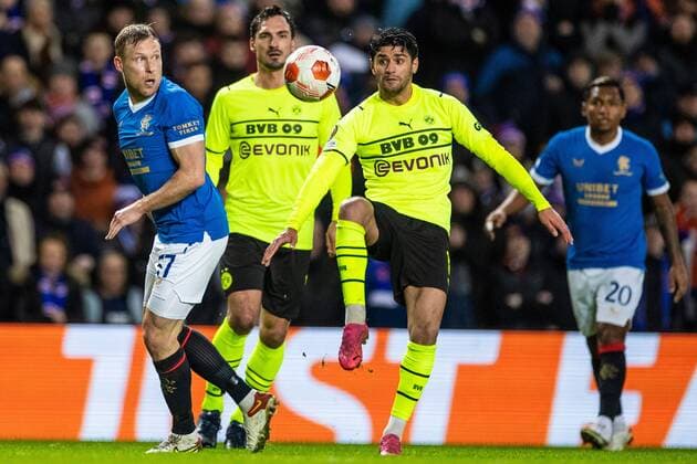 Sport Bilder des Tages Mandatory Credit: Photo by Kirk O Rourke Rangers FC Shutterstock (12821153o) Scott Arfield of Rangers and Mahmoud Dahoud of Borussia Dortmund during the last 32 Europa League match at Ibrox Stadium, Glasgow. Rangers v Borussia Dortmund, UEFA Europa League, Play-offs, Second Leg, Football, Ibrox Stadium, Glasgow, UK - 24 Feb 2022 Rangers v Borussia Dortmund, UEFA Europa League, Play-offs, Second Leg, Football, Ibrox Stadium, Glasgow, UK - 24 Feb 2022 Copyright: xKirkxO Rourke RangersxFC Shutterstockx 12821153o