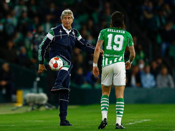 ESP: Real Betis-Zenit. UEFA Europa League Real Betis head coach Manuel Pellegrini and Hector Bellerin of Real Betis during the UEFA Europa League match, round of 32 between Real Betis and Zenit played at Benito Villamarin Stadium on February 24, 2022 in Sevilla, Spain. (Antonio Pozo PRESSINPHOTO) kpng Copyright: xAntonioxPozox xPRESSINPHOTOx AP_240222_003