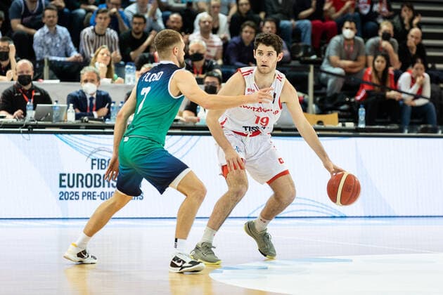 24 02 2022, Fribourg, Hall St Leonard, FIBA Men x92 s EuroBasket 2025 Pre Qualification Switzerland Ireland, 19 Robert Zinn Switzerland face Ã 7 Sean Flood Ireland Fribourg Hall St Leonard Fribourg Switzerland  Copyright: xJustPictures.ch SirianexDavetx