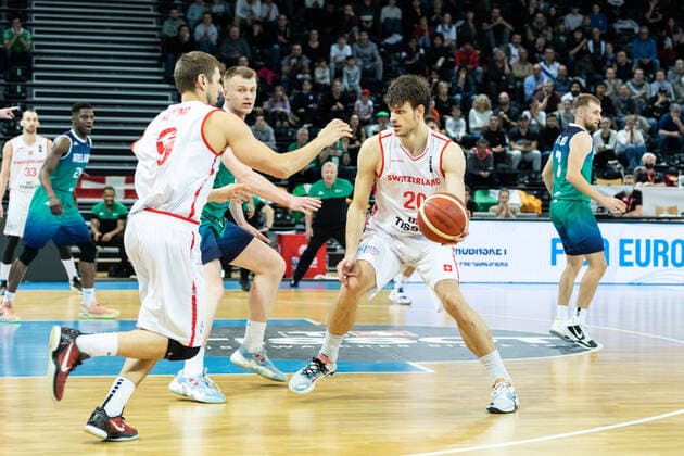24 02 2022, Fribourg, Hall St Leonard, FIBA Men x92 s EuroBasket 2025 Pre Qualification Switzerland Ireland, 20 Arnaud Cotture Switzerland donne la balle Ã 9 Roberto Kovac Switzerland Fribourg Hall St Leonard Fribourg Switzerland  Copyright: xJustPictures.ch SirianexDavetx