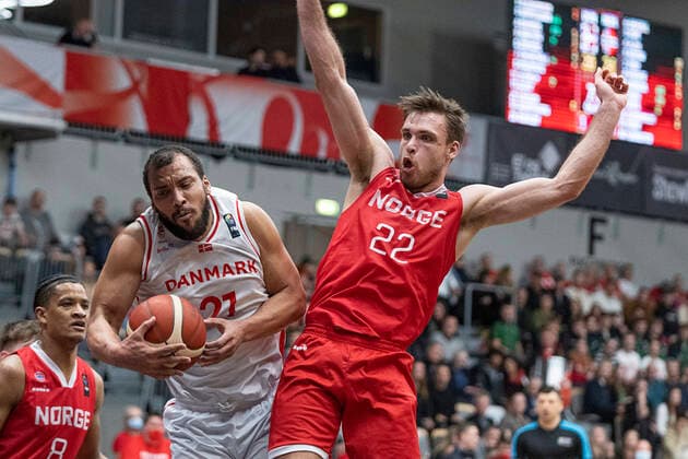 Denmarks Kevin Larsen and Norways Sjur Berg Denmark meet Norway in a European Championship qualifier in basketball, played in Naestved, Thursday 24 February 2022, Naestved Denmark  Copyright: fotograf@clausbech.dk ClausxBechx Cop10173 spdk20220224-200749-L
