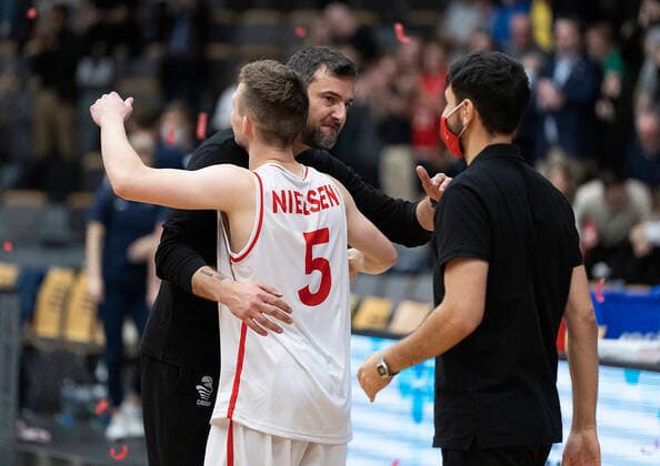 Denmarks Frederik Nielsen and Denmarks head coach Arnel Dedic Denmark meet Norway in a European Championship qualifier in basketball, played in Naestved, Thursday 24 February 2022, Naestved Denmark  Copyright: fotograf@clausbech.dk ClausxBechx Cop10173 spdk20220224-210605-L