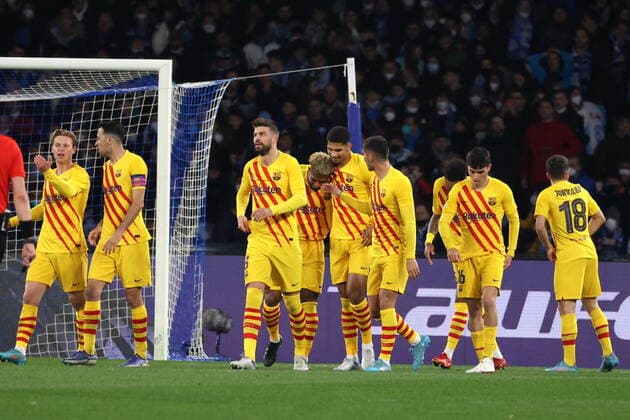 February 24, 2022, Naples, Campania, Italy: Dani Alves of Barcelona shoots and scores to Alex Meret of Napoli and celebrates with his teammates.During the Europa League Football match SSC Napoli vs FC Barcelona, Barca on February 24, 2022 at the Diego Armando Maradona stadium in Naples..In picture: Naples Italy - ZUMAs236 20220224_zap_s236_011 Copyright: xFabioxSassox