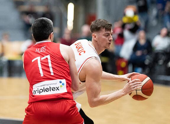 Norways Stian Mjoes and Denmarks Zarko Jukic Denmark meet Norway in a European Championship qualifier in basketball, played in Naestved, Thursday 24 February 2022, Naestved Denmark  Copyright: fotograf@clausbech.dk ClausxBechx Cop10173 spdk20220224-212313-L