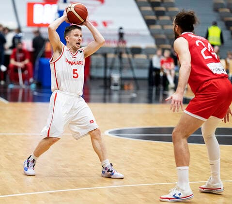 Denmarks Frederik Nielsen and Norways Torgrim Sommerfeldt Denmark meet Norway in a European Championship qualifier in basketball, played in Naestved, Thursday 24 February 2022, Naestved Denmark  Copyright: fotograf@clausbech.dk ClausxBechx Cop10173 spdk20220224-212459-L