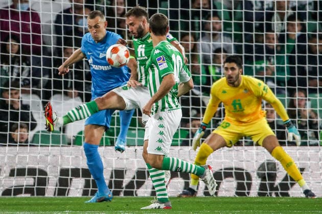 SEVILLE, SPAIN â€“ FEBRUARY 24, 2022: Zenit St Petersburg s Artyom Dzyuba and Betis s German Pezzella, Sergio Canales and goalkeeper Rui Silva (L-R) in the second leg of a UEFA Europa League playoff fooball match between Betis and Zenit St Petersburg at Benito Villamarin Stadium. Alexander Demianchuk TASS  TS1254BD