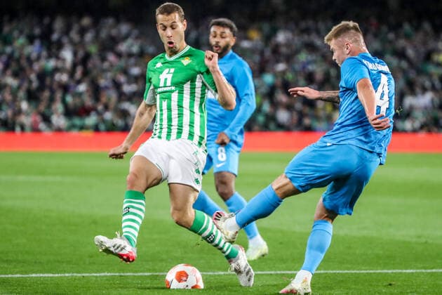 SEVILLE, SPAIN â€“ FEBRUARY 24, 2022: Betis s Sergio Canales and Zenit St Petersburg s Wendel and Daniil Krugovoi (L-R) in the second leg of a UEFA Europa League playoff fooball match between Betis and Zenit St Petersburg at Benito Villamarin Stadium. Alexander Demianchuk TASS  TS1254CC
