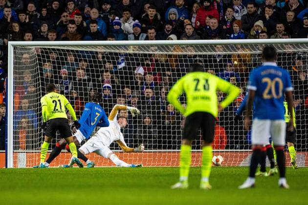 Mandatory Credit: Photo by Kirk O Rourke Rangers FC Shutterstock (12821153ag) Donyell Malen of Borussia Dortmund scores past Rangers goalkeeper Allan McGregor during the last 32 Europa League match at Ibrox Stadium, Glasgow. Rangers v Borussia Dortmund, UEFA Europa League, Play-offs, Second Leg, Football, Ibrox Stadium, Glasgow, UK - 24 Feb 2022 Rangers v Borussia Dortmund, UEFA Europa League, Play-offs, Second Leg, Football, Ibrox Stadium, Glasgow, UK - 24 Feb 2022 Copyright: xKirkxO Rourke RangersxFC Shutterstockx 12821153ag