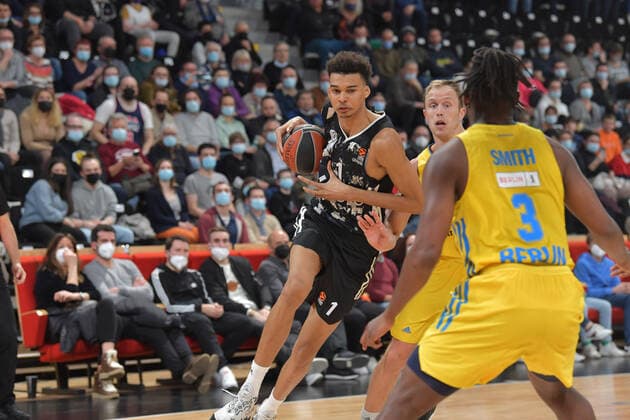 Victor Wembanyama (asvel) vs Luke Sikma (berlin) BASKETBALL : LDLC ASVEL vs Alba Berlin - Euroligue - 24 02 2022 FredericChambert Panoramic 