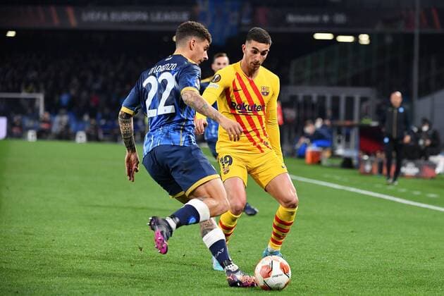 Mandatory Credit: Photo by Carmelo Imbesi LiveMedia Shutterstock (12821573v) Napoli s defender Giovanni Di Lorenzo compete for the ball with Barcelona s forward Ferran Torres football Europa League match SSC Napoli vs FC Barcellona, Diego Armando Maradona stadium, Naples, Italy - 24 Feb 2022 football Europa League match SSC Napoli vs FC Barcellona, Diego Armando Maradona stadium, Naples, Italy - 24 Feb 2022  Copyright: xCarmeloxImbesi LiveMedia Shutterstockx 12821573v