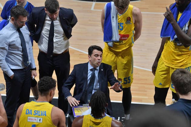 Israel Gonzalez (entraineur berlin) et ses joeurs BASKETBALL : LDLC ASVEL vs Alba Berlin - Euroligue - 24 02 2022 FredericChambert Panoramic 