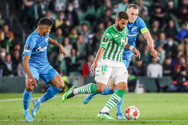 SEVILLE, SPAIN â€“ FEBRUARY 24, 2022: Zenit St Petersburg s Douglas dos Santos (L), Artyom Dzyuba (R back) and Betis s Willian Jose in the second leg of a UEFA Europa League playoff fooball match between Betis and Zenit St Petersburg at Benito Villamarin Stadium. Alexander Demianchuk TASS  TS1254CE