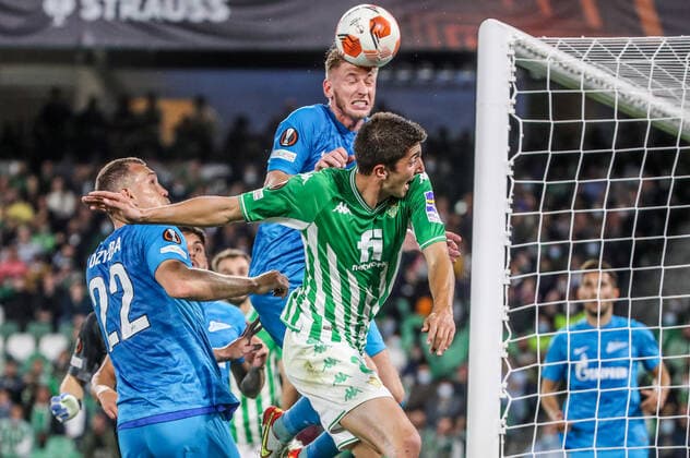 SEVILLE, SPAIN â€“ FEBRUARY 24, 2022: Zenit St Petersburg s Artyom Dzyuba, Dmitry Chistyakov, and Betis s Victor Camarasa (L-R) in the second leg of a UEFA Europa League playoff fooball match between Betis and Zenit St Petersburg at Benito Villamarin Stadium. Alexander Demianchuk TASS  TS1254D5