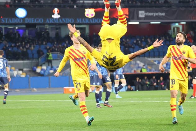 February 24, 2022, Naples, Campania, Italy: Fr. Aubameyang of Barcelona scores the 4 goals at Napoli and celebrates with his teammates doing a stunt like the circus performers.During the Europa League Football match SSC Napoli vs FC Barcelona, Barca on February 24, 2022 at the Diego Armando Maradona stadium in Naples..In picture: Supporters Barcelona Naples Italy - ZUMAs236 20220224_zap_s236_047 Copyright: xFabioxSassox