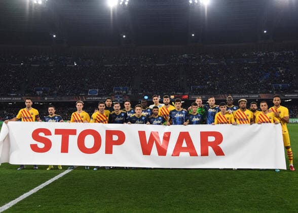 February 24, 2022, Naples: SSC Napoli s and FC Barcelona, Barca s players hold a banner reading Stop war before the UEFA Europa League play-off second leg soccer match between SSC Napoli and FC Barcelona at the Diego Armando Maradona stadium in Naples, Italy, 24 February 2022..ANSA SSC NAPOLI PRESS OFFICE .+++ ANSA PROVIDES ACCESS TO THIS HANDOUT PHOTO TO BE USED SOLELY TO ILLUSTRATE NEWS REPORTING OR COMMENTARY ON THE FACTS OR EVENTS DEPICTED IN THIS IMAGE; NO ARCHIVING; NO LICENSING Naples - ZUMAa110 20220224_zaf_a110_150 Copyright: xSscxNapolixPressxOfficex